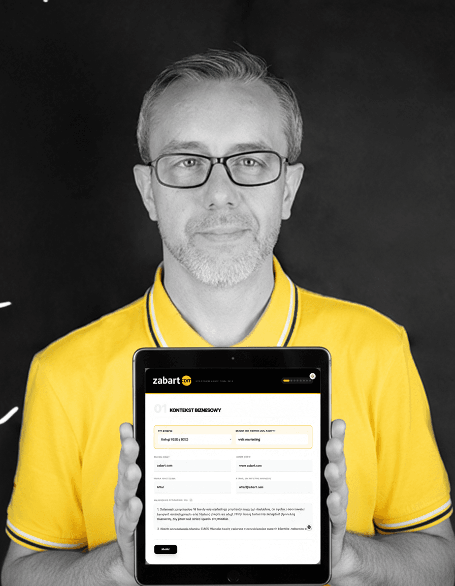 Artur Zabłocki artur trzymający tablet